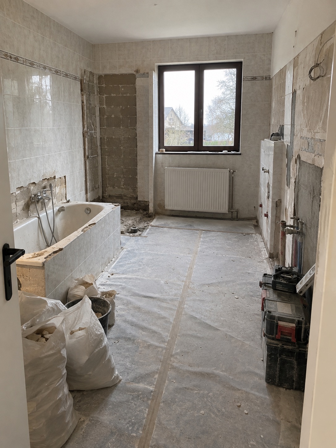 Avant rénovation : salle de bain ancienne en cours de dépose