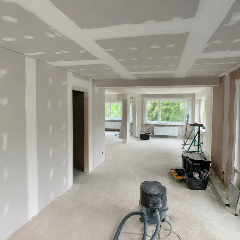 Première étape d'une rénovation intérieure : cloisons et enduits en cours